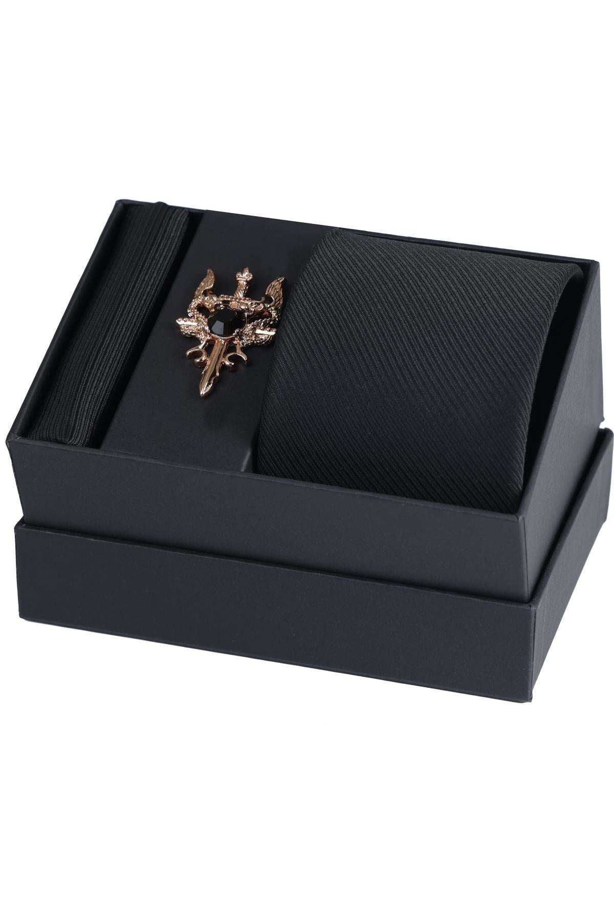 Esgue Hand Made Desenli Siyah Kravat & Mendil & Gold Renk Siyah Taşlı Kılıç Figürlü Yaka Broşu Hediye Seti