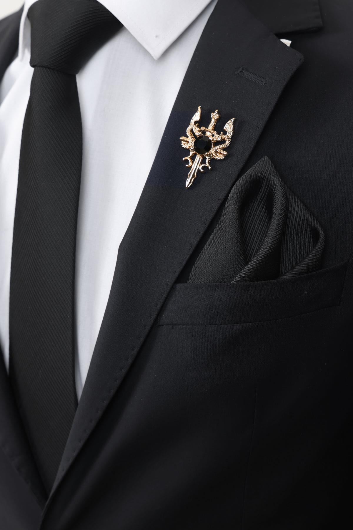 Esgue Hand Made Desenli Siyah Kravat & Mendil & Gold Renk Siyah Taşlı Kılıç Figürlü Yaka Broşu Hediye Seti