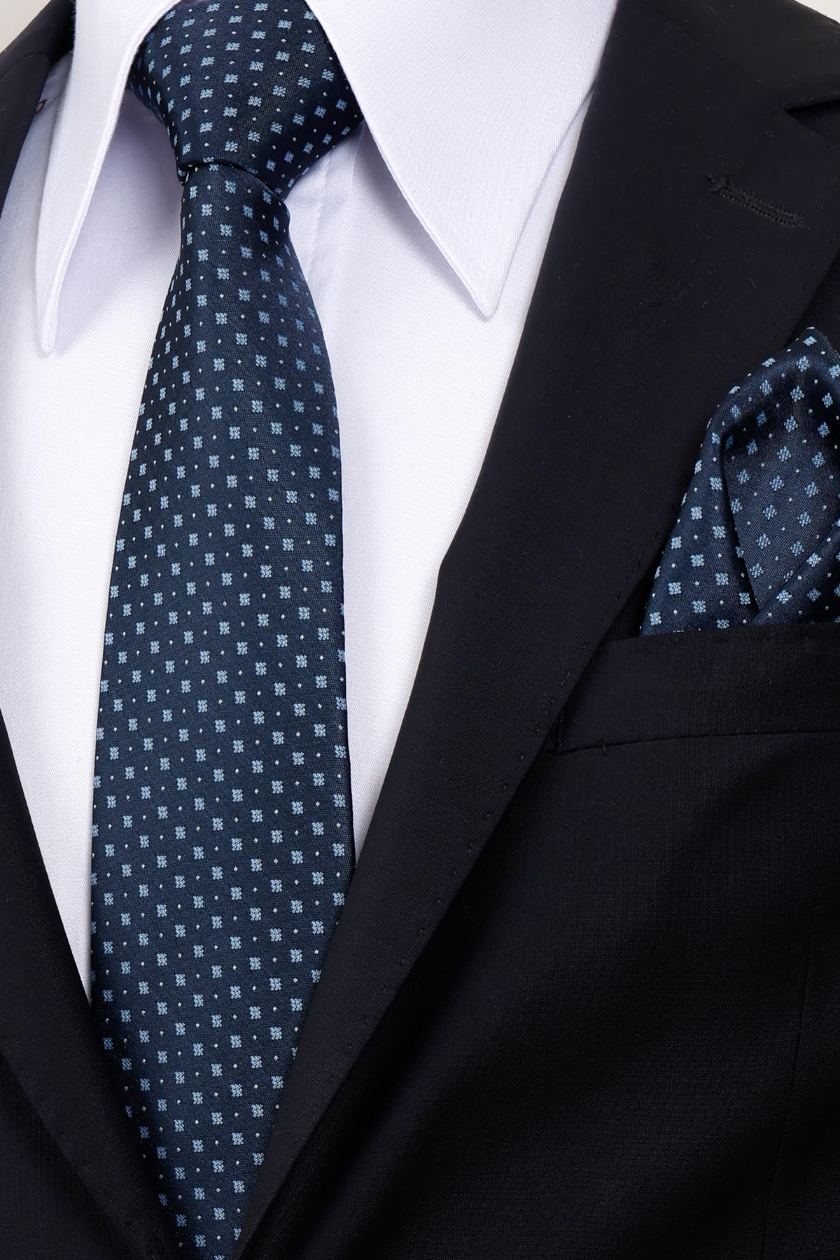 Esgue 8 cm Lacivert Mavi Motif Desenli Hand Made Klasik Geniş Mendilli Kravat