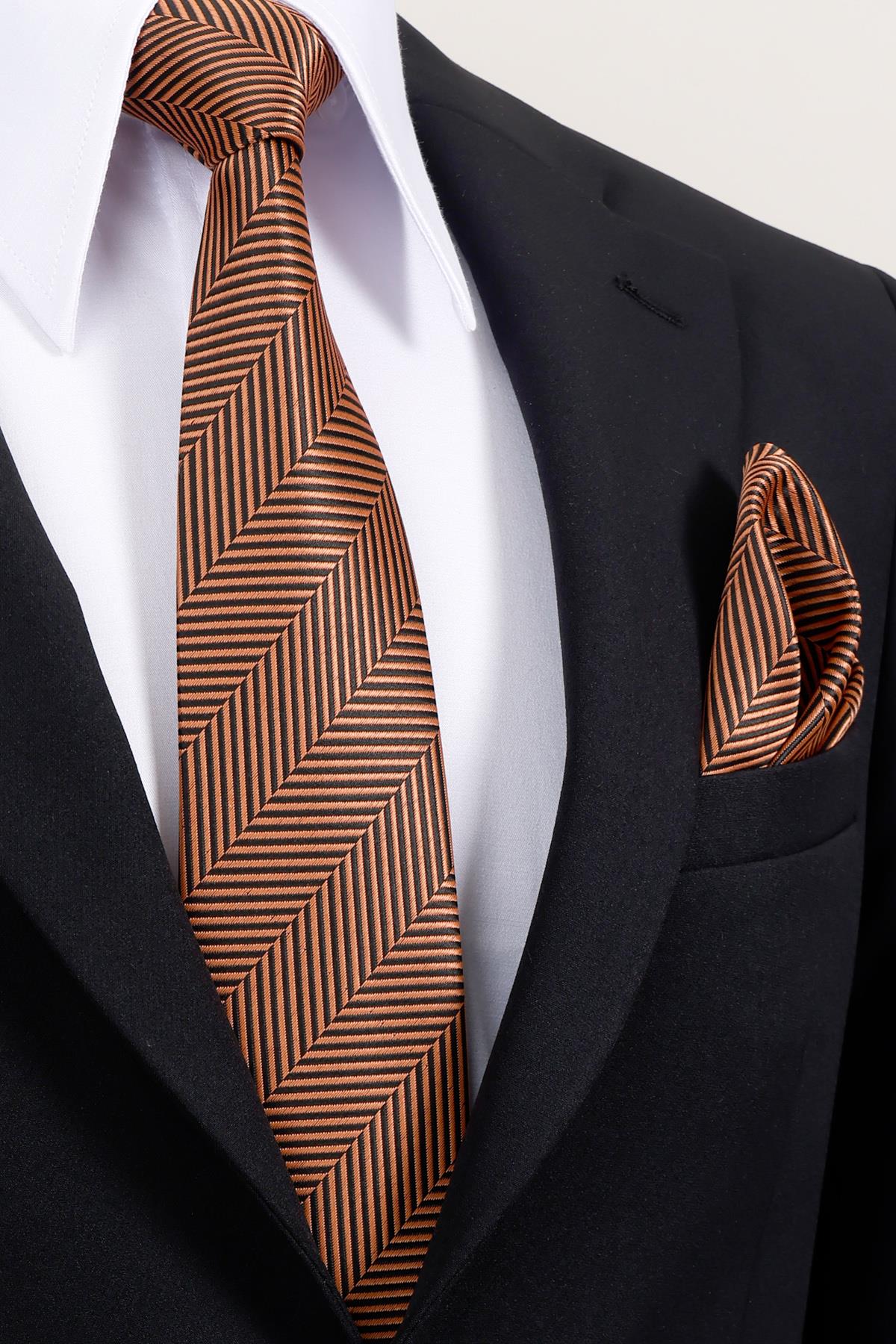 Esgue Çizgili Kiremit & Siyah Kravat & Mendil